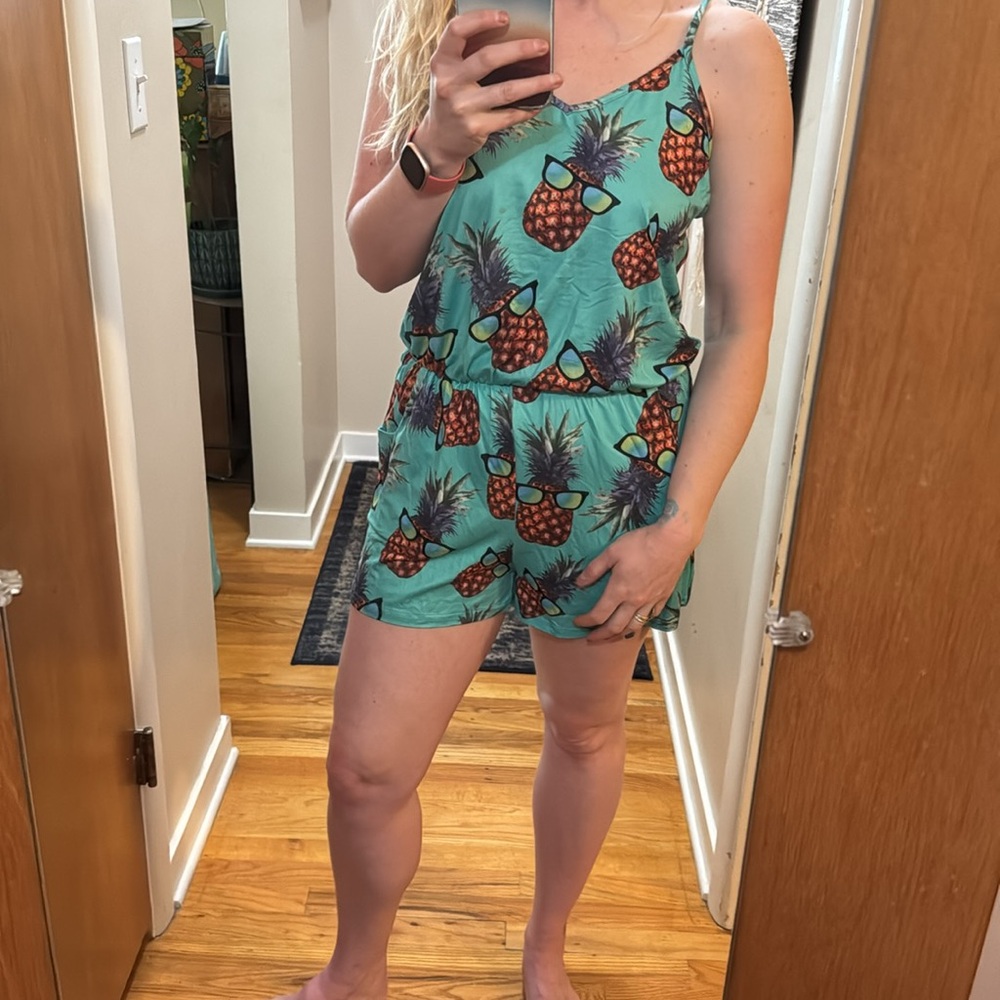 3/$20 Super cute 🍍 romper!